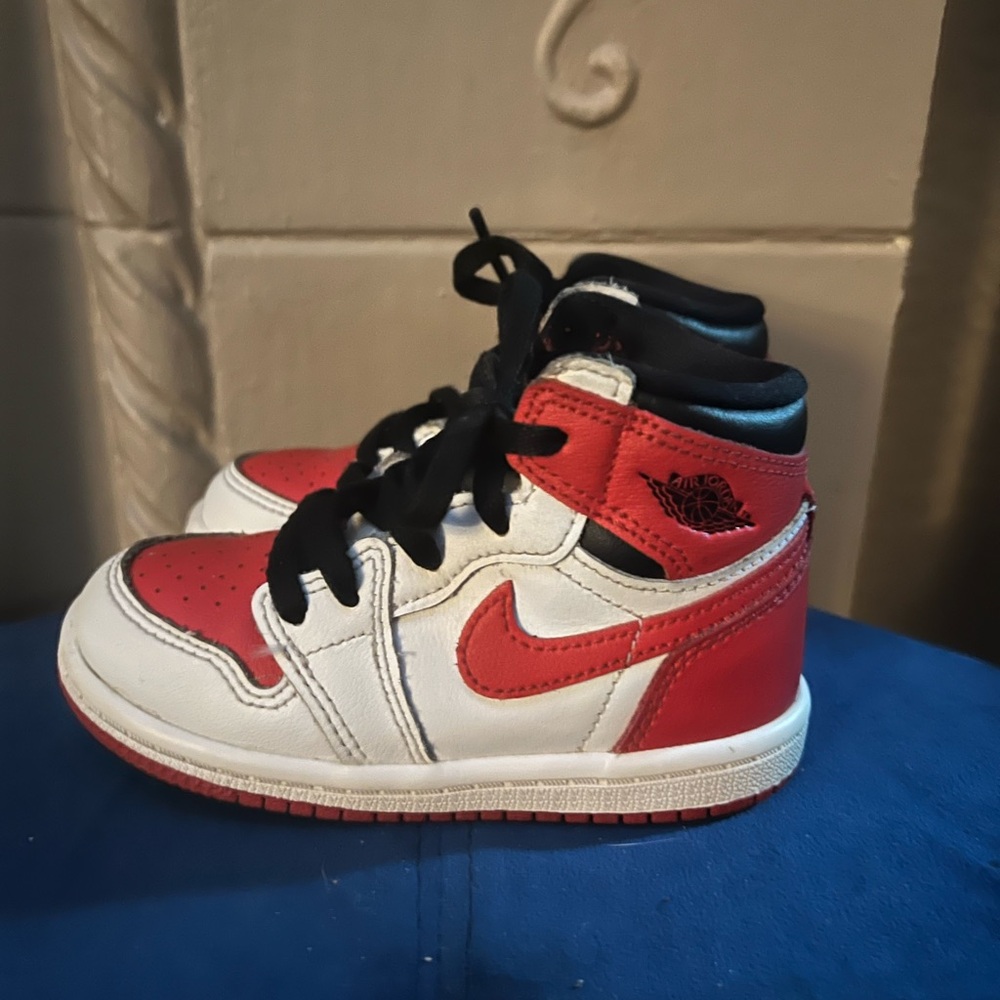 Toddler Nike Kids Sneakers Red and White